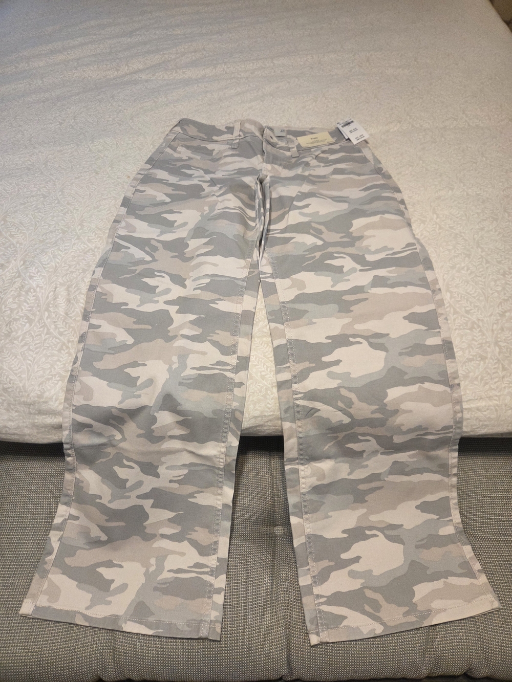Hollister Neutral Camo Baggy Pants in Light Gray and Cream